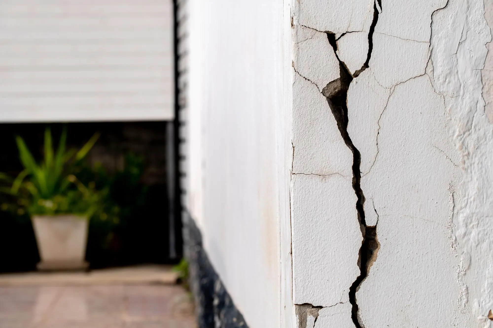 Defect Investigation Services: Uncovering the Root Causes of Structural Issues 2 cracked-concrete-wall-broken